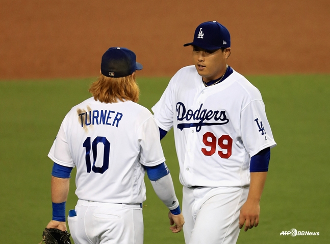 Justin Turner (left) and Ryu Hyun-jin during the 2017 season. /AFPBBNews=NEWS1