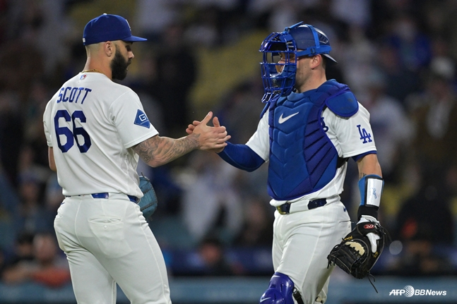 Rushing shaking hands with Tanner Scott (left) after the game on the 15th. /AFPBBNews=NEWS1