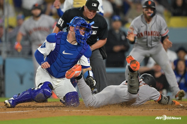 Rushing (left) attempting to tag Lee Jung-hoo after hitting an inside-the-park home run. /AFPBBNews=NEWS1