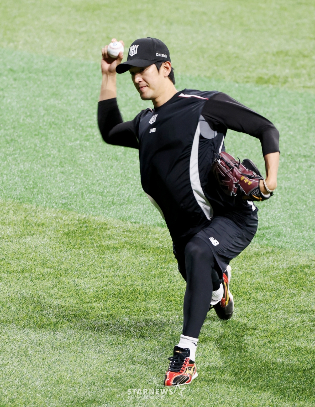 KT starting pitcher Ko Young-pyo warms up in the outfield with his signature preparation routine before the 2026 KBO League game between KT Wiz and Kiwoom Heroes at Gocheok Sky Dome on the 8th. 2026.05.08. /Photo=Senior reporter Kang Young-jo cameratalks@