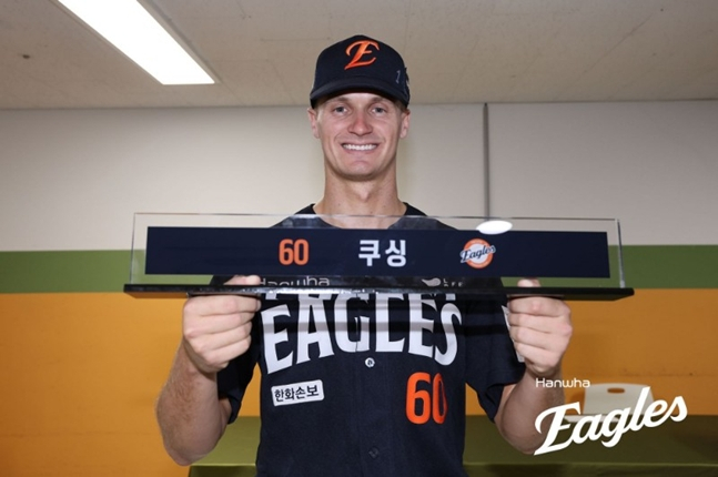 Cushing receives the locker room nameplate. /Photo=Hanwha Eagles