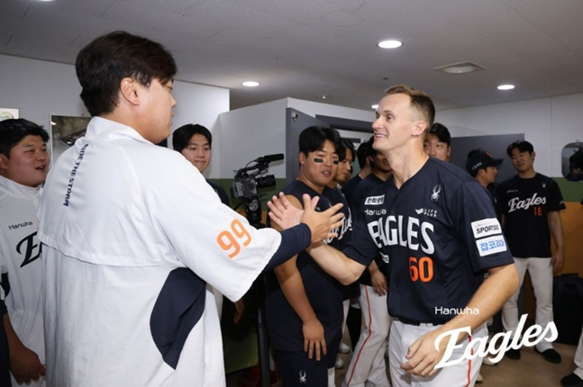 Cushing shakes hands with Ryu Hyun-jin (left). /Photo=Hanwha Eagles