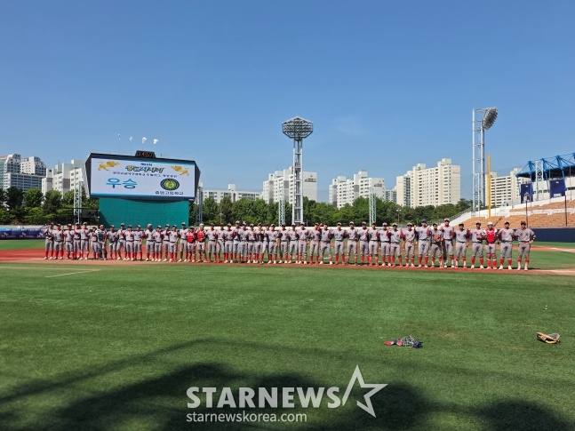 Chungam High School's baseball team defeated Daejeon High School 10-4 in the final of the 80th Golden Saja Cup National High School Baseball Tournament held at Seoul Mokdong Baseball Stadium on the 16th to claim the championship. /Photo=Reporter Kim Dong-yoon