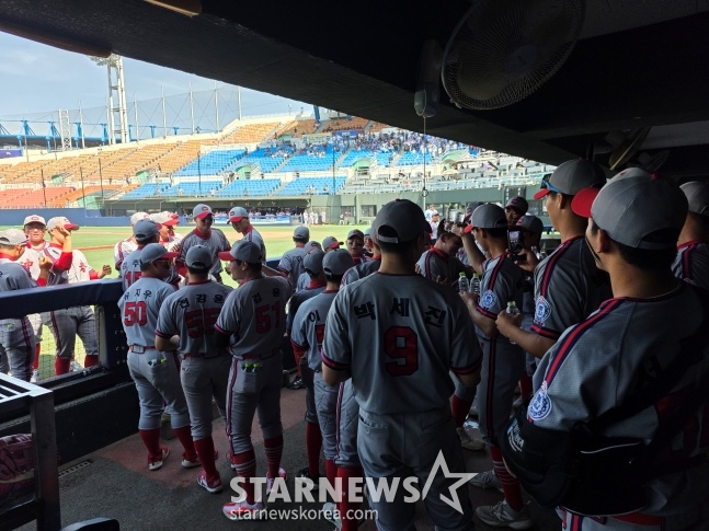 Chungam High School's baseball team defeated Daejeon High School 10-4 in the final of the 80th Golden Saja Cup National High School Baseball Tournament held at Seoul Mokdong Baseball Stadium on the 16th to claim the championship. /Photo=Reporter Kim Dong-yoon