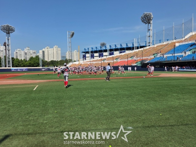 Chungam High School's baseball team defeated Daejeon High School 10-4 in the final of the 80th Golden Saja Cup National High School Baseball Tournament held at Seoul Mokdong Baseball Stadium on the 16th to claim the championship. /Photo=Reporter Kim Dong-yoon