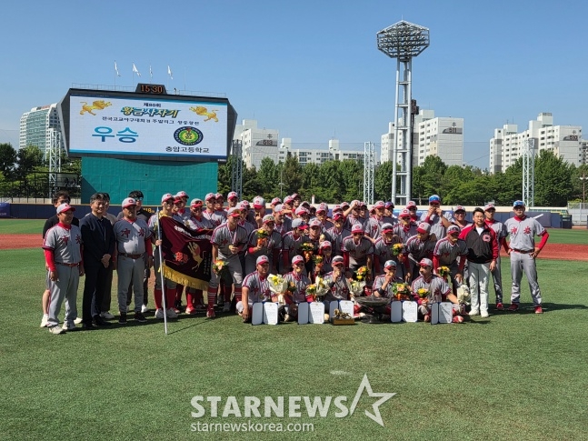 El equipo de béisbol del Instituto Chungam se proclamó campeón al derrotar al Instituto Daejeon por 10-4 en la final del 80º Torneo Nacional de Béisbol de Escuelas Superiores Copa de Oro, celebrado el 16 en el estadio de béisbol Mokdong de Seúl. /foto=reportero Kim Dong-yoon