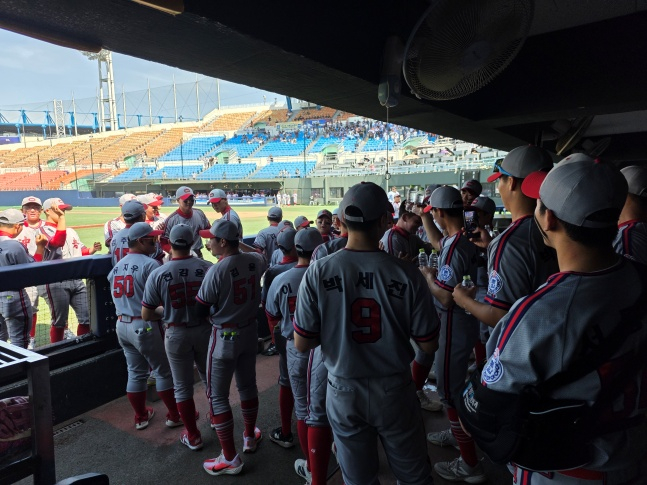 El equipo de béisbol del Instituto Chungam se proclamó campeón al derrotar al Instituto Daejeon por 10-4 en la final del 80º Torneo Nacional de Béisbol de Escuelas Superiores Copa de Oro, celebrado el 16 en el estadio de béisbol Mokdong de Seúl. /Foto=reportero Kim Dong-yoon