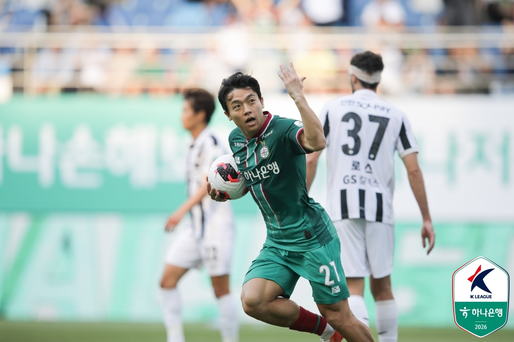 大田ハナシチズンのチョン·ジェヒが16日、大田（テジョン）W杯競技場で行われたFCソウル戦で後半同点ゴールを決めた後、ゴールセレモニーをしている。 /写真=韓国プロサッカー連盟提供