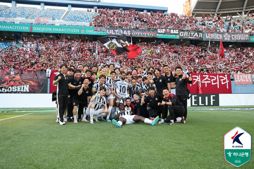 FC Seoul players taking a commemorative photo with away fans after their victory over Daejeon Hana Citizen at Daejeon World Cup Stadium on the 16th. /Photo=Korea Professional Football League