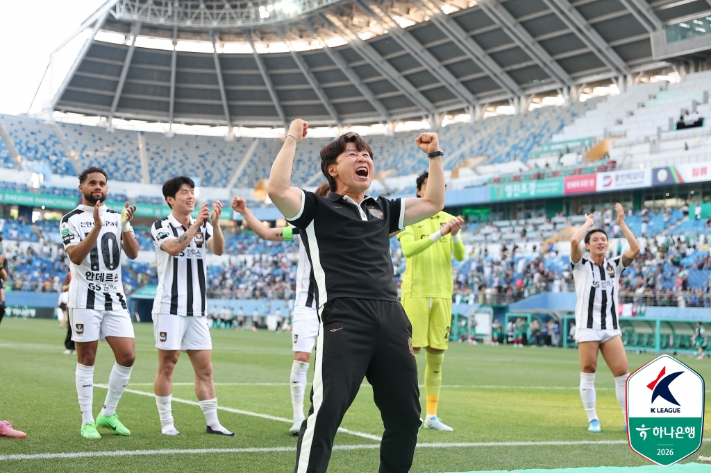 FC Seoul coach Kim Ki-dong celebrating with fans after their victory over Daejeon Hana Citizen at Daejeon World Cup Stadium on the 16th. /Photo=Korea Professional Football League