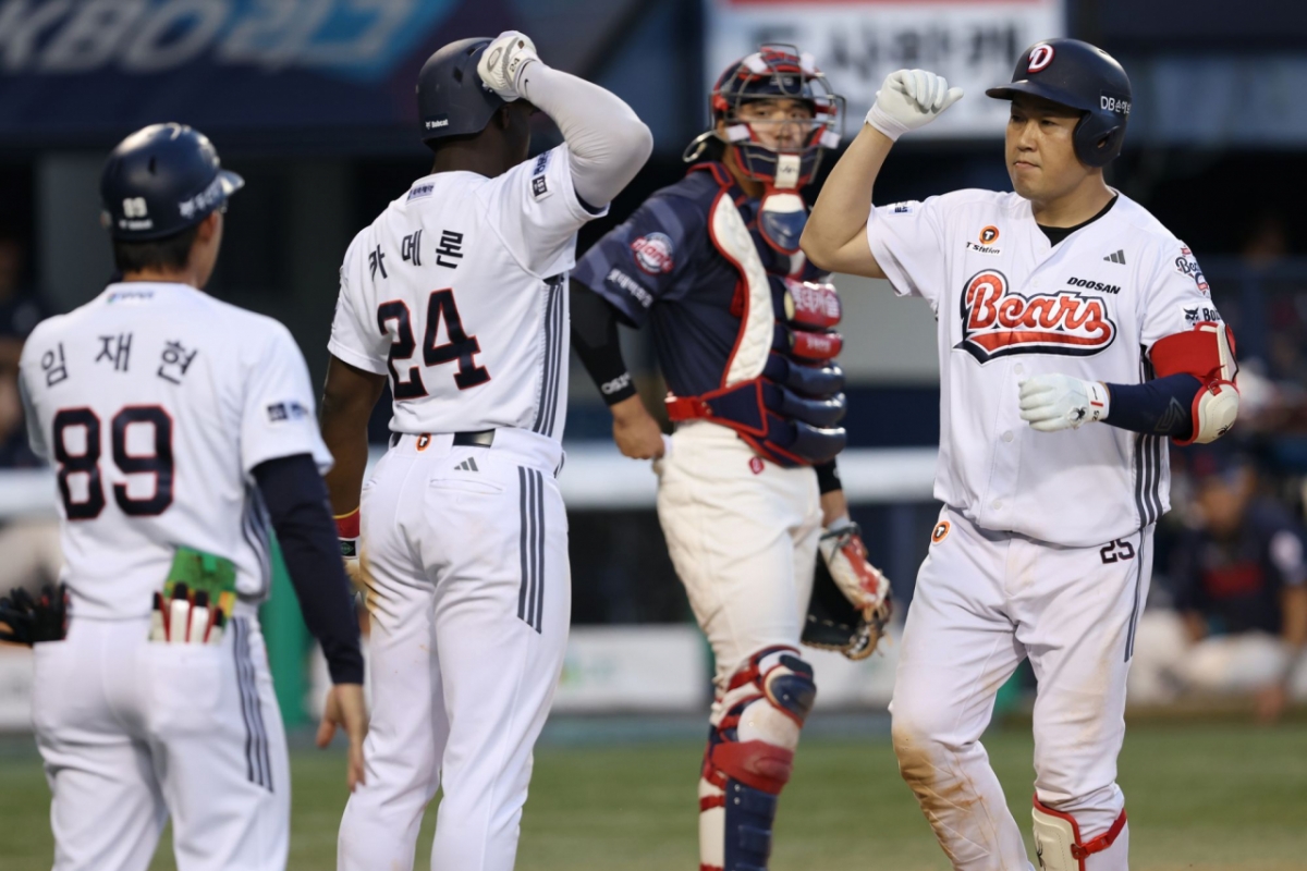 Doosan Bears y Lotte Giants se enfrentaron el 16 en el estadio de béisbol Jamsil de Seúl. Yang Eui-ji (derecha), el anfitrión de Doosan Bears, comparte la alegría con sus compañeros después de conectar un jonrón de dos carreras en la séptima entrada. /foto=Proporcionado por Doosan Bears