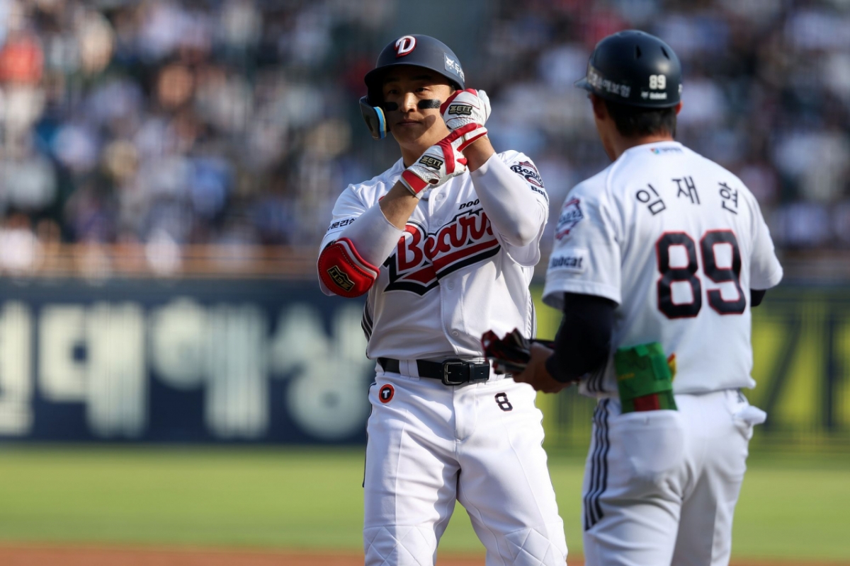 Doosan Bears y Lotte Giants se enfrentaron el 16 en el estadio de béisbol Jamsil de Seúl. Son Ah-seop de Doosan Bears realiza una celebración. /Foto=Proporcionado por Doosan Bears