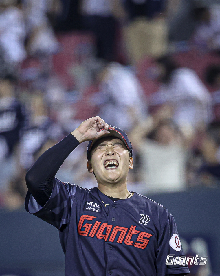 El 16, el lanzador de Lotte, Choi Jun-yong, expresa su alegría después de completar la novena entrada. /Foto=Proporcionado por Lotte Giants