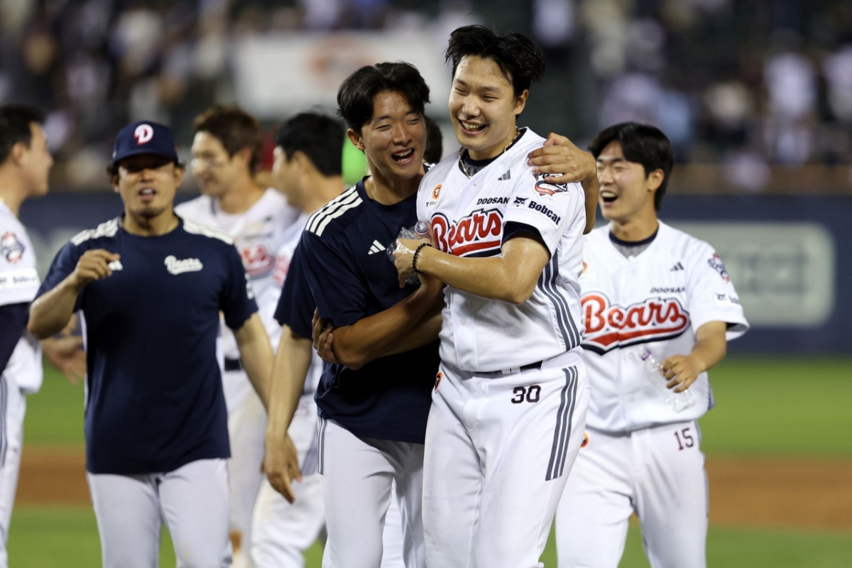斗山(トゥサン)ベアーズの投手ヤン·ジェフン(右から2番目)が16日、チームがサヨナラ勝ちを収めると、チェ·ミンソク(右から3番目)と一緒に喜んでいる。 /写真=斗山ベアーズ提供