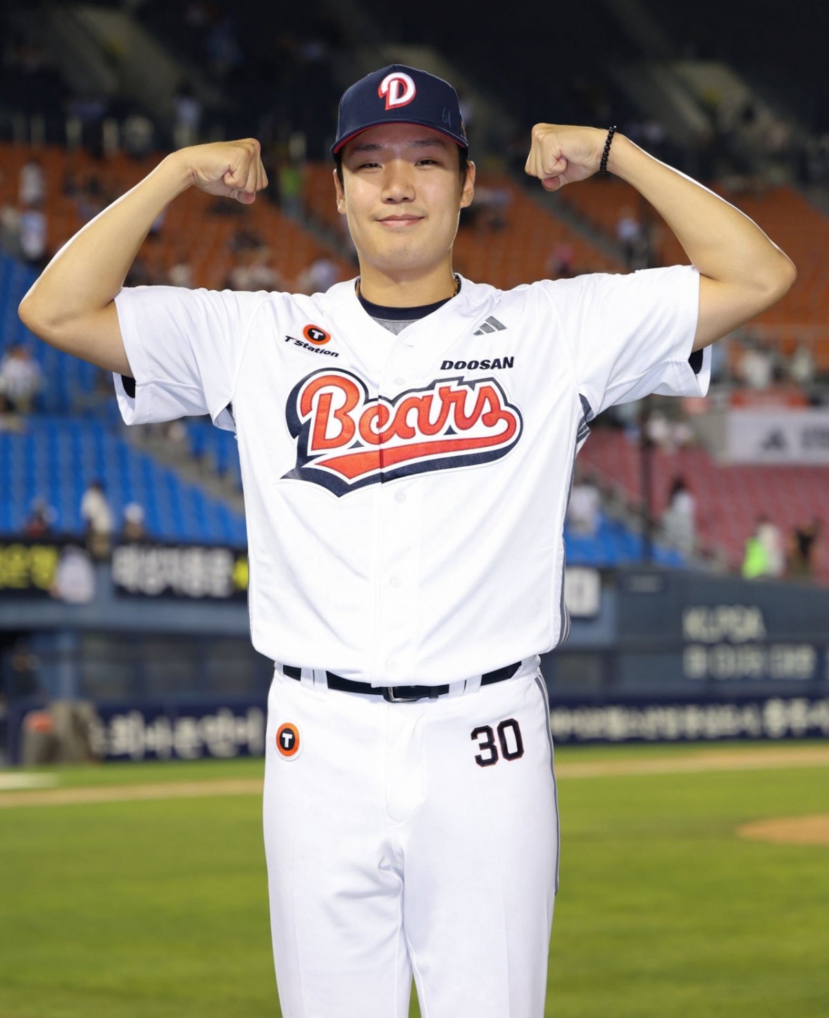 斗山(トゥサン)ベアーズの投手ヤン·ジェフンが16日、蚕室(チャムシル)ロッテ·ジャイアンツ戦で初勝利を収めた後、ポーズを取っている。 /写真=斗山ベアーズ提供