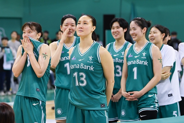 金正恩(キム·ジョンウン、中央)と富川ハナ銀行の選手たち。 /写真=WKBL提供