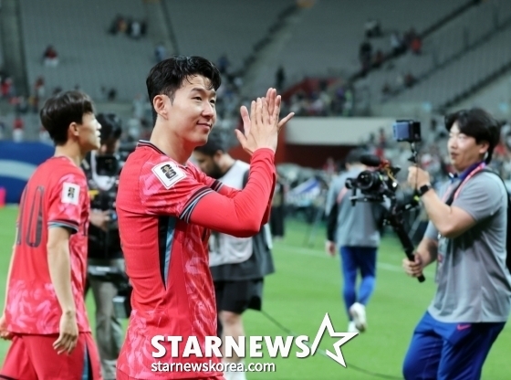 Son Heung-min (center) is applauding after winning the last match of the North American World Cup qualifiers against Kuwait at Seoul World Cup Stadium in June. /Photo=Senior reporter Kang Young-jo