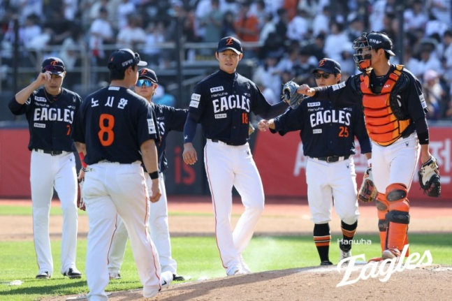 Hanwha players celebrate after defeating Suwon KT on the 16th. /Photo=Hanwha Eagles