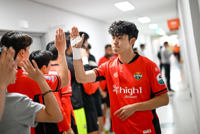 Lee Ki Hyuk (phải). /Ảnh = Cung cấp FC Gangwon
