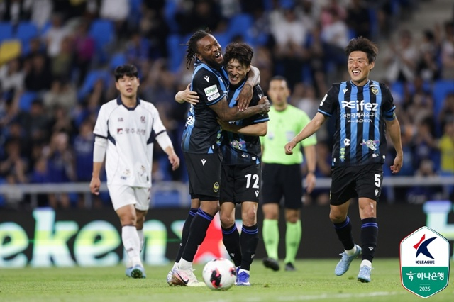 Celebración del gol de Lee Chung-yong (centro). /foto=Federación Coreana de Fútbol Profesional
