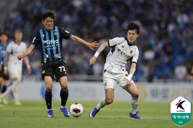 Lee Chung-yong (izquierda) concentrado en el partido. /Foto=Federación Coreana de Fútbol Profesional