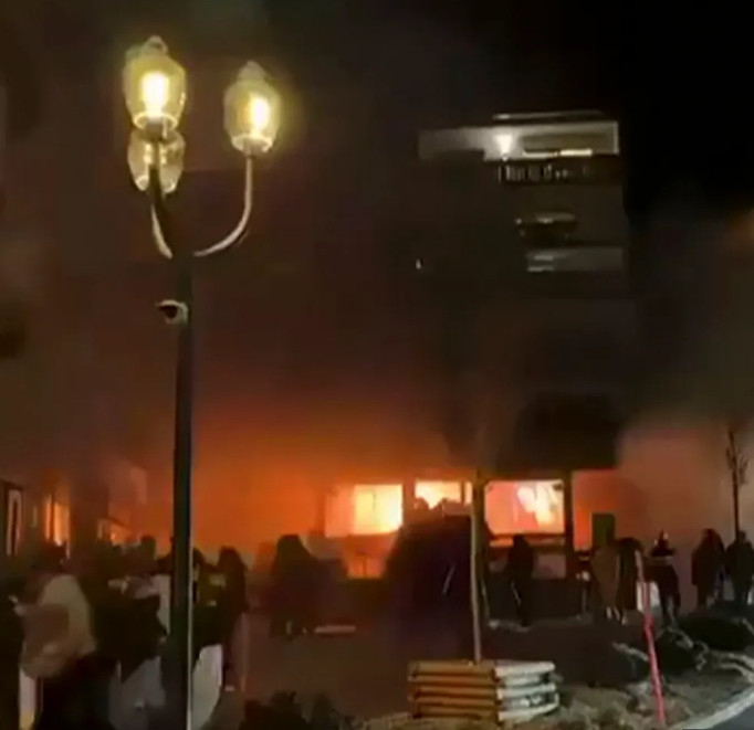 Alrededor de la 1:30 a.m. del 1 de enero, ocurrió un gran incendio en el bar turístico 'Le Constellation' en Crans-Montana, en el cantón de Valais, Suiza. /Foto=recorte de The Sun