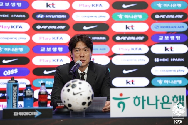 韓国サッカー代表チームのホーム·ミョンボ監督が16日、2026国際サッカー連盟(FIFA)北中米ワールドカップ(W杯)に出場する最終リストを発表している。 /写真=大韓サッカー協会提供