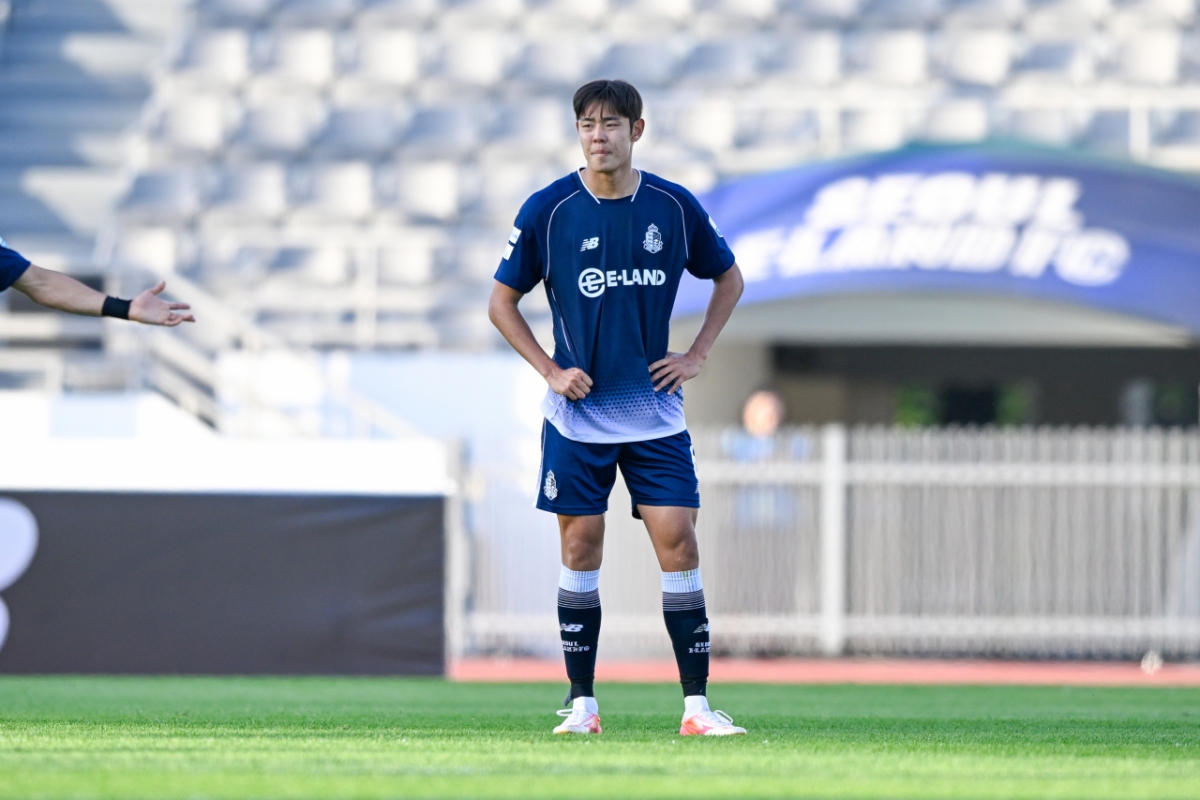 Baek Ji-woong se concentra durante el partido entre Seúl E-land y Yongin FC, correspondiente a la 12ª ronda del 'Banco Hana K League 2 2026', celebrado el pasado 16 en el estadio principal del Complejo Deportivo Mokdong. /foto=Seúl E-land