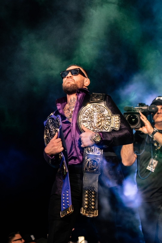 Conor McGregor entra al octágono con los cinturones sobre ambos hombros. /foto=Conor McGregor, redes sociales personales