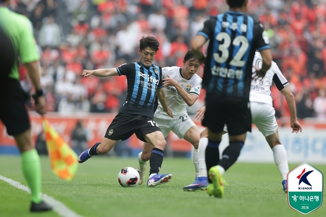 Lee Chung-yong (left) focusing on the match. /Photo=Korea Professional Football League