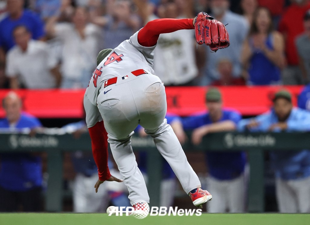 Boston Red Sox closer Aroldis Chapman handles Kim Ha-seong's hit in the bottom of the 9th inning during the 2026 Major League Baseball (MLB) regular season home game against the Atlanta Braves at Truist Park in Atlanta, Georgia, USA, on the 17th (Korean time). /AFPBBNews=NEWS1
