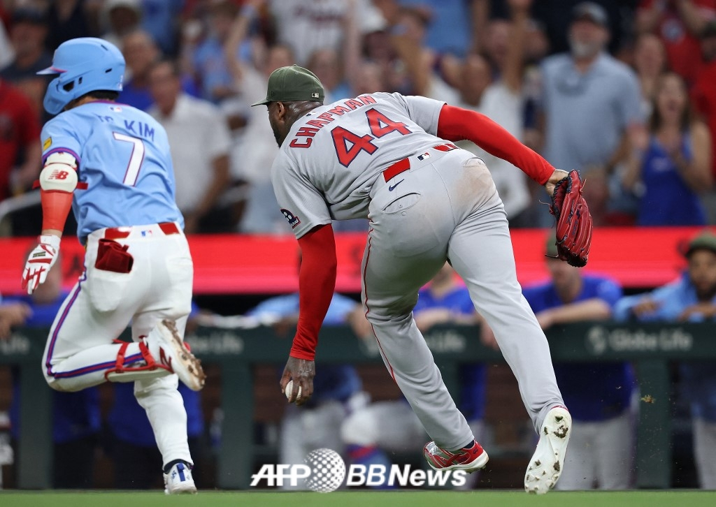 Kim Ha-seong (left) hits a pitch off the mound in the bottom of the 9th inning during the 2026 Major League Baseball (MLB) regular season home game against the Boston Red Sox at Truist Park in Atlanta, Georgia, USA, on the 17th (Korean time), and then sprints all out toward first base. /AFPBBNews=NEWS1