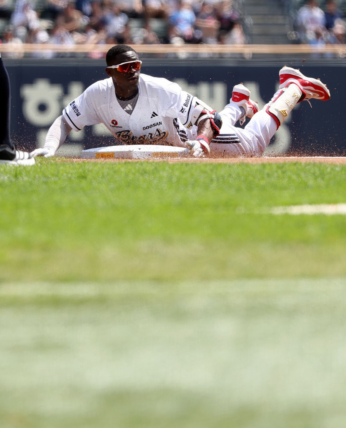 Doosan Bears outfielder Daz Cameron at the game between Doosan Bears and Lotte Giants held at Jamsil Stadium on the 17th. /Photo=Doosan Bears
