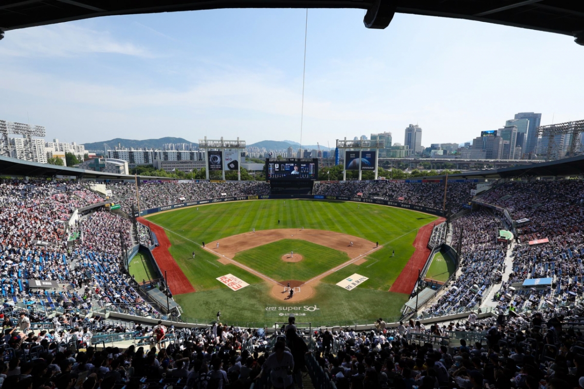 Fans filling Jamsil Stadium to capacity at the game between Doosan Bears and Lotte Giants held at Jamsil Stadium on the 17th. /Photo=Doosan Bears