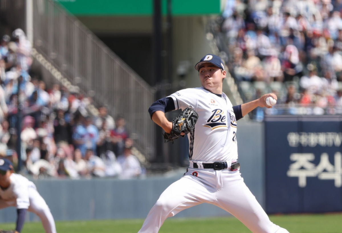 Doosan Bears pitcher Choi Seung-yong pitching at the game between Doosan Bears and Lotte Giants held at Jamsil Stadium on the 17th. /Photo=Doosan Bears