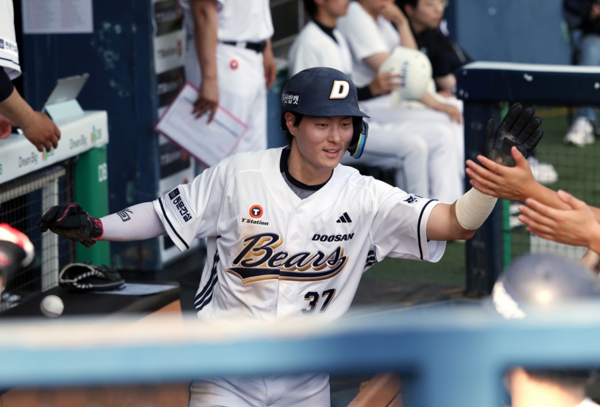 Doosan Bears infielder Park Ji-hoon at the game between Doosan Bears and Lotte Giants held at Jamsil Stadium on the 17th. /Photo=Doosan Bears