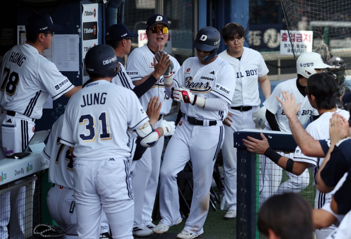 Doosan Bears infielder Kang Seung-ho (center) at the game between Doosan Bears and Lotte Giants held at Jamsil Stadium on the 17th. /Photo=Doosan Bears