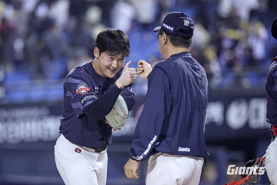 ロッテ·ジャイアンツ投手、崔俊容(チェ·ジュンヨン)投手(左)/写真=ロッテ·ジャイアンツ提供