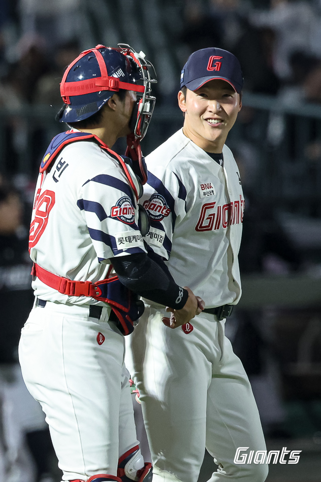 ロッテ·ジャイアンツ投手、崔俊容(チェ·ジュンヨン)投手(右)/写真=ロッテ·ジャイアンツ提供