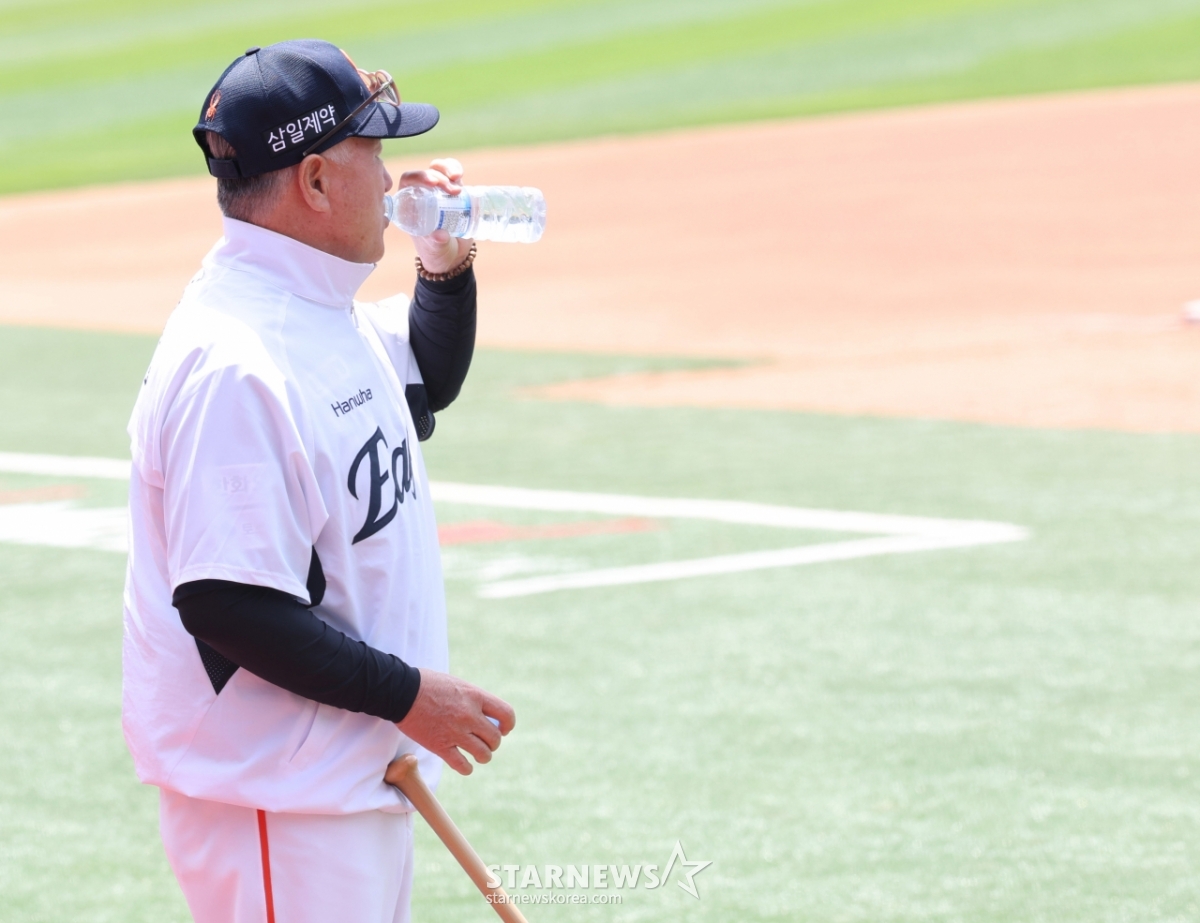 [포토] 김경문 감독 '난 아직 목말라'