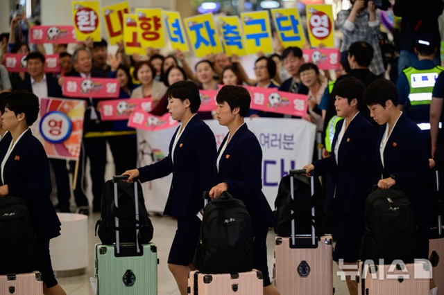 North Korea's Naegokhwa Women's Football Team arriving. /Photo=NEWSIS