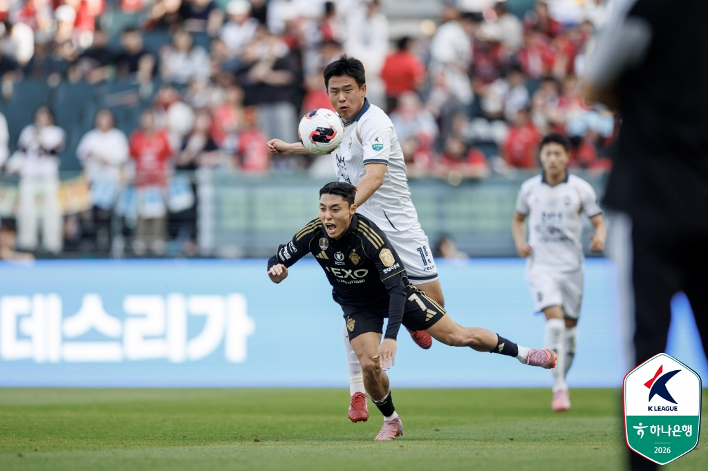 'Jeonbuk Hyundai Motors' Lee Dong-jun (bottom) and Kim Cheon (SVP)'s Im Deok-geun compete for the ball during the Hana Bank K-League 1 2026 Round 15 match at Jeonju World Cup Stadium on the 17th. /Photo=Korea Professional Football League