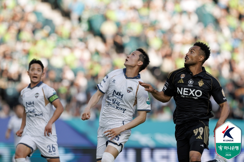 'Jeonbuk Hyundai Motors' Modou (right) and Kim Cheon (SVP)'s Byun Jun-soo battle for position during the Hana Bank K-League 1 2026 Round 15 match at Jeonju World Cup Stadium on the 17th. /Photo=Korea Professional Football League