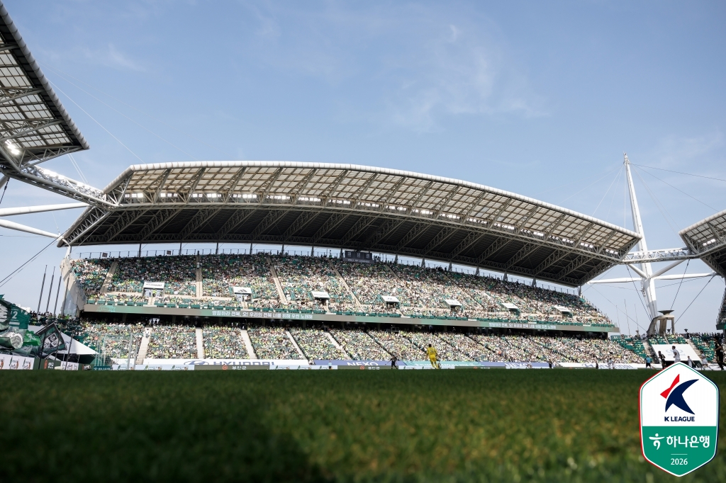 'Panoramic view of Jeonju World Cup Stadium on the 17th, where 31,417 spectators filled the stands, achieving Jeonbuk Hyundai Motors' second-ever full-house sellout in club history. /Photo=Korea Professional Football League'