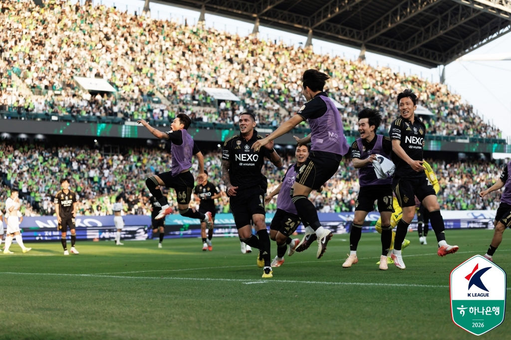 'Thiago celebrates with teammates after scoring a last-minute winner in stoppage time during the Hana Bank K-League 1 2026 Round 15 match between Jeonbuk Hyundai Motors and Kim Cheon (SVP) held at Jeonju World Cup Stadium on the 17th. /Photo=Korea Professional Football League