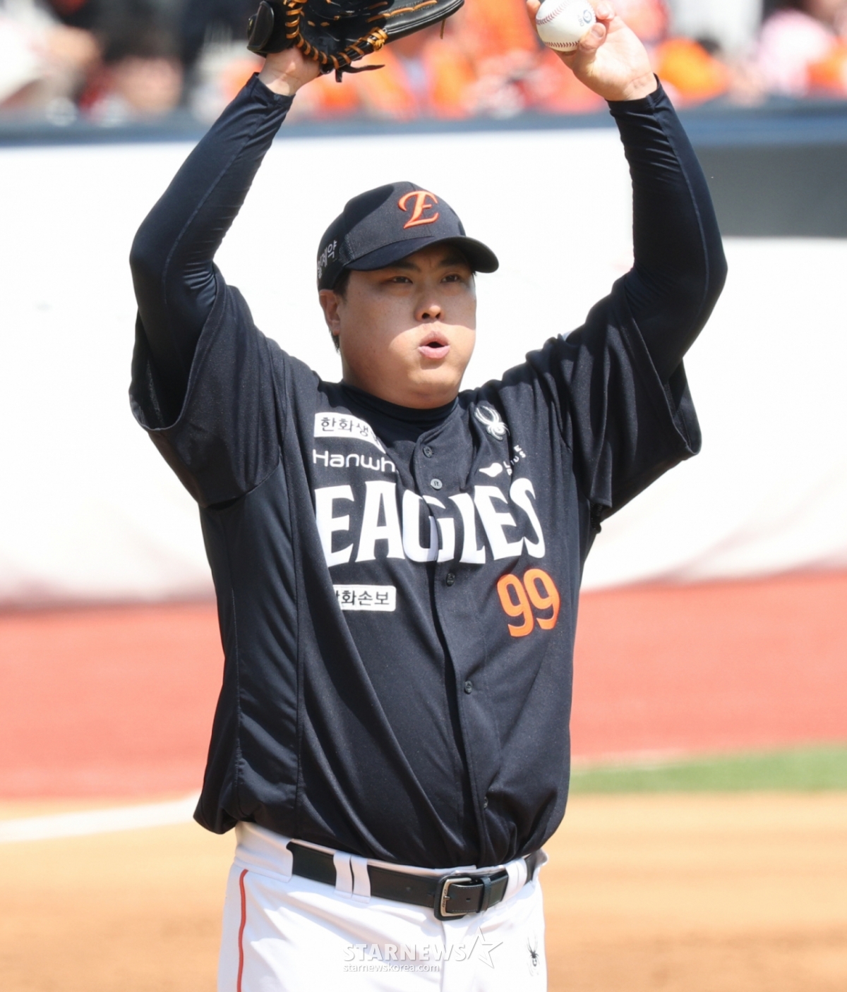 Демонстрационный матч Лиги SOL Bank KBO 2026 года между KTWiz и Hanwha Eagles состоялся 17-го числа в парке KTWiz в Сувоне.  Стартер Ханва Рю Хён Джин борется против. /Фото = Ожидание Ким Чжин Гёна 