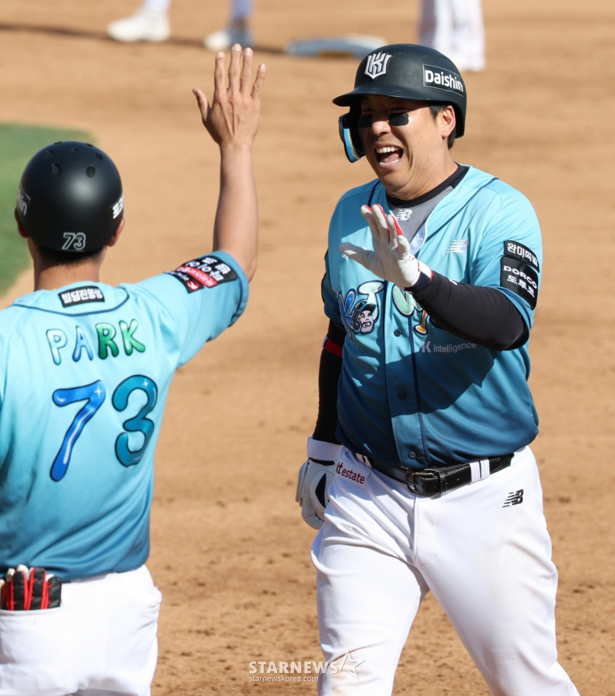 Демонстрационный матч Лиги SOL Bank KBO 2026 года между KTWiz и Hanwha Eagles состоялся 17-го числа в парке KTWiz в Сувоне.  КТ Ким Хён Су счастлив после удачного своевременного удара с двумя RBI с базы данных в конце седьмого иннинга. /Фото = Ожидание Ким Чжин Гёна