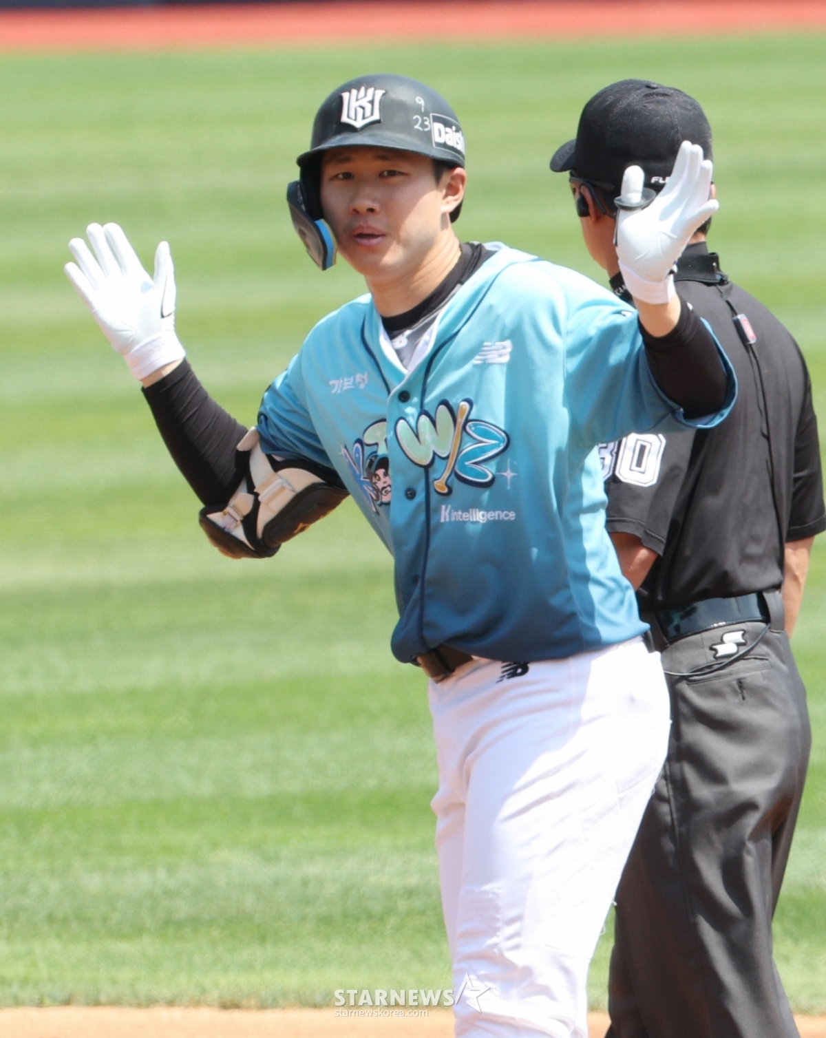 Демонстрационный матч Лиги SOL Bank KBO 2026 года между KTWiz и Hanwha Eagles состоялся 17-го числа в парке KTWiz в Сувоне.  КТ Чхве Вон Джун проводит церемонию после того, как в конце первого иннинга он сделал двойной слева и справа на базе. /Фото = Ожидание Ким Чжин Гёна