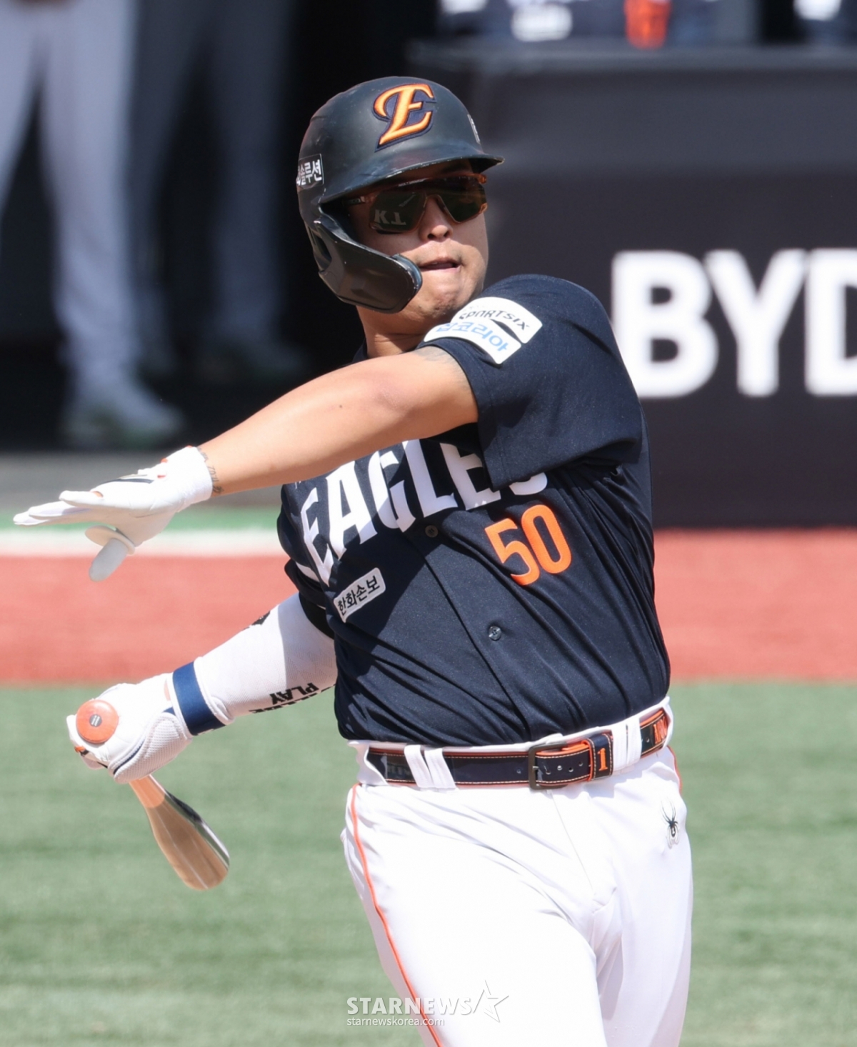 Демонстрационный матч Лиги SOL Bank KBO 2026 года между KTWiz и Hanwha Eagles состоялся 17-го числа в парке KTWiz в Сувоне.  Ханва Кан Бэк Хо наносит мощный удар. /Фото = Ожидание Ким Чжин Гёна