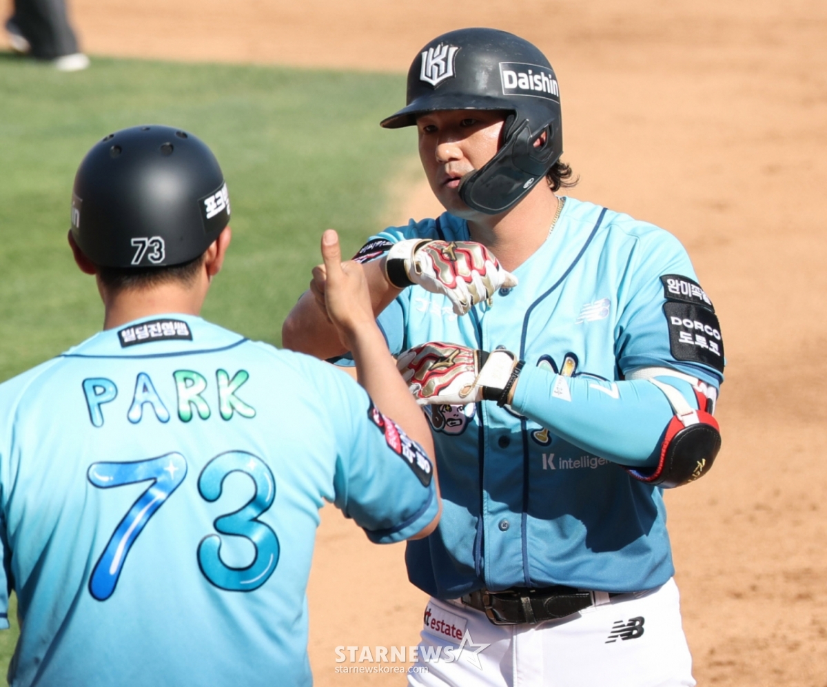 Демонстрационный матч Лиги SOL Bank KBO 2026 года между KTWiz и Hanwha Eagles состоялся 17-го числа в парке KTWiz в Сувоне.  KT Ким Сан Су играет в карман после своевременного удара на базу с двумя хитами и первой и третьей базой в конце седьмого иннинга. /Фото = Ожидание Ким Чжин Гёна 